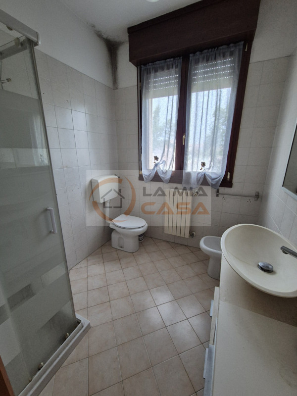 LEGNARO - Appartamento per solo due studentesse, posto primo piano. Situato a circa 500 metri dal...