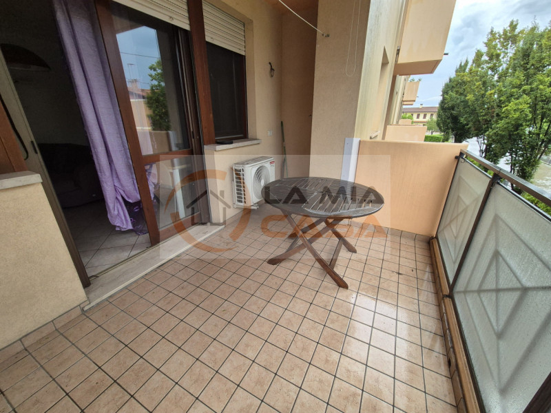 LEGNARO - Appartamento per solo due studentesse, posto primo piano. Situato a circa 500 metri dal...