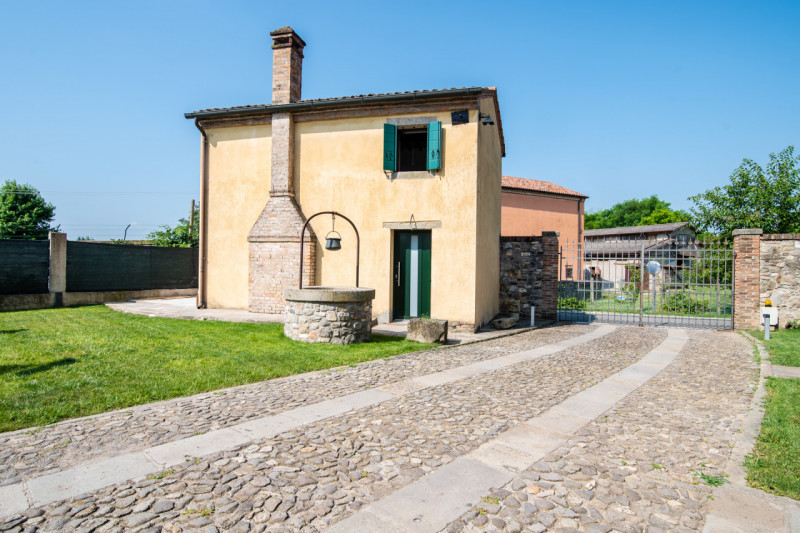 ESTE rif. EP333: Casa su Misura ha il piacere di proporvi incantevole casale situato nel cuore di...