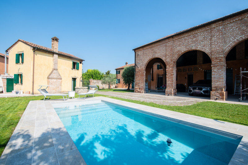 ESTE rif. EP333: Casa su Misura ha il piacere di proporvi incantevole casale situato nel cuore di...