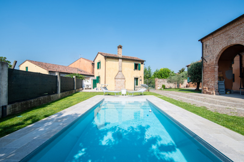 ESTE rif. EP333: Casa su Misura ha il piacere di proporvi incantevole casale situato nel cuore di...