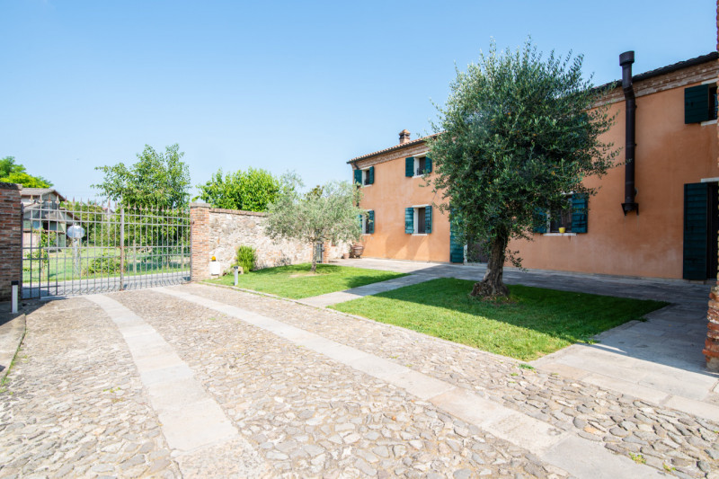 ESTE rif. EP333: Casa su Misura ha il piacere di proporvi incantevole casale situato nel cuore di...