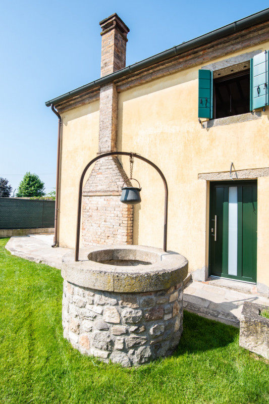 ESTE rif. EP333: Casa su Misura ha il piacere di proporvi incantevole casale situato nel cuore di...