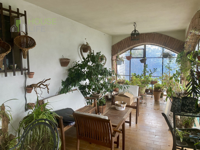 COSTABISSARA: in zona centrale e riparata dal traffico, proponiamo la vendita in blocco di un'INT...