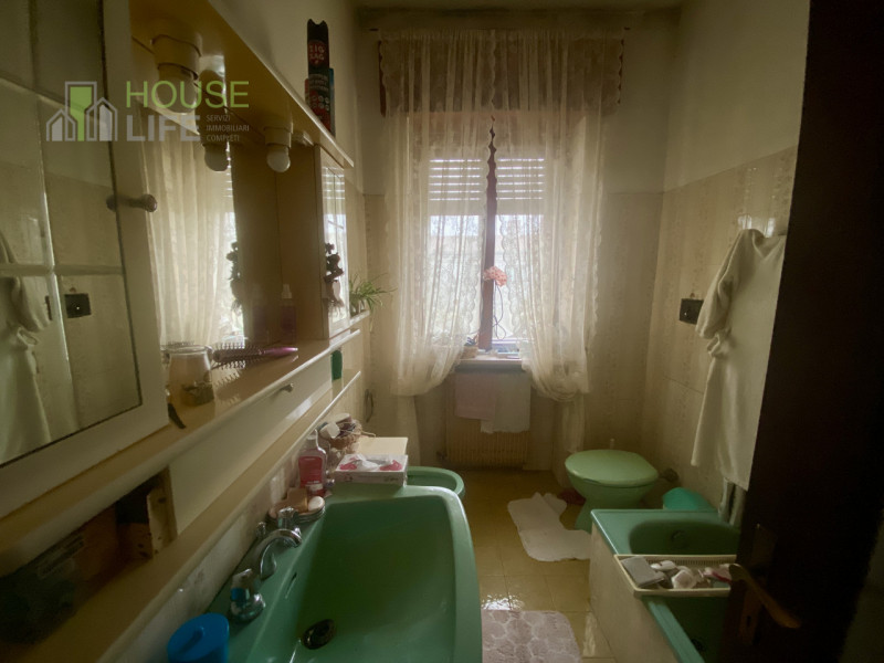 COSTABISSARA: in zona centrale e riparata dal traffico, proponiamo la vendita in blocco di un'INT...