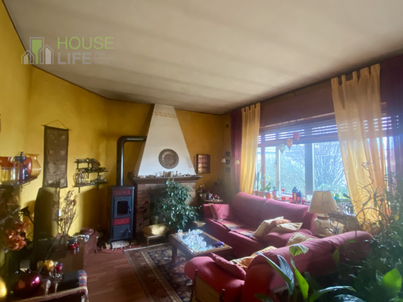 COSTABISSARA: in zona centrale e riparata dal traffico, proponiamo la vendita in blocco di un'INT...