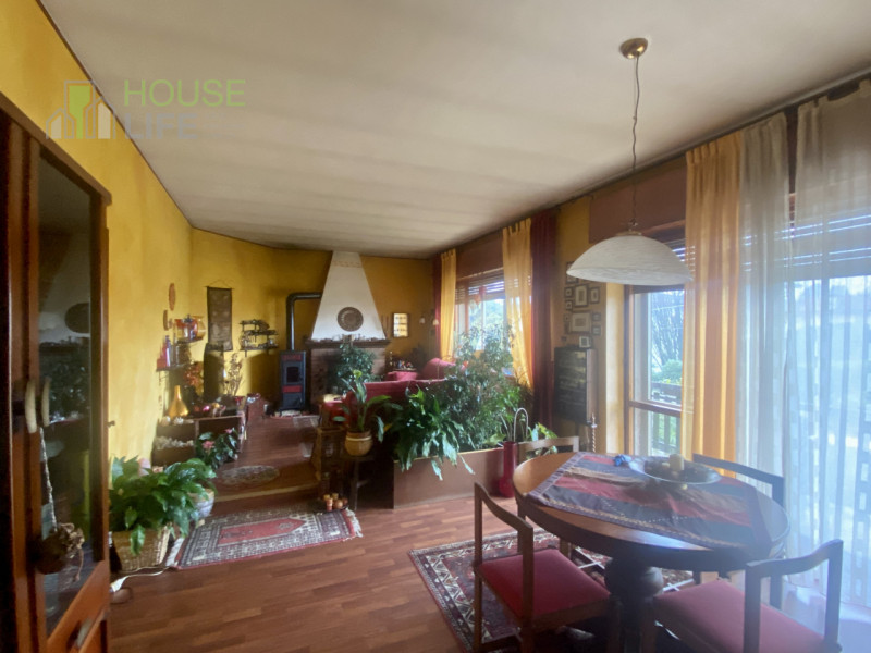 COSTABISSARA: in zona centrale e riparata dal traffico, proponiamo la vendita in blocco di un'INT...