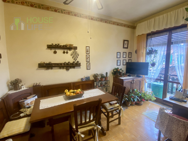 COSTABISSARA: in zona centrale e riparata dal traffico, proponiamo la vendita in blocco di un'INT...