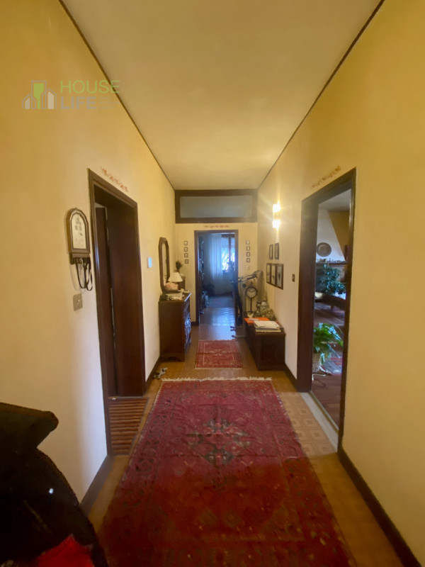 COSTABISSARA: in zona centrale e riparata dal traffico, proponiamo la vendita in blocco di un'INT...