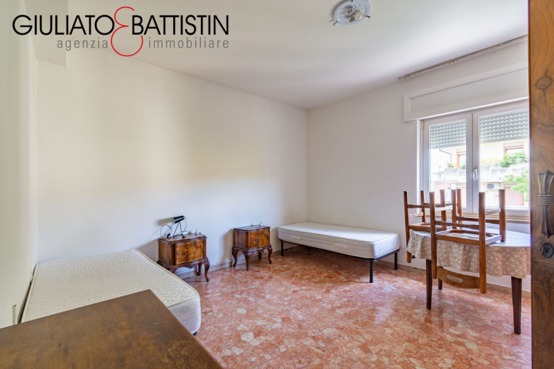 INTERNO VIALE MARGHERITA SPAZIOSO QUADRICAMERE SITO AL TERZO PIANO DOTATO DI ASCENSORE, SALA, CUC...