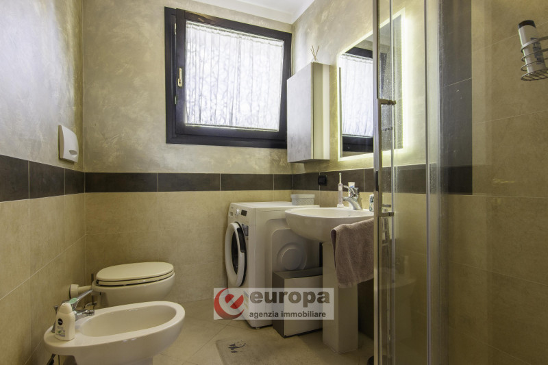 PARCO CITTA': spazioso appartamento al primo piano servito da ascensore, composto da soggiorno e ...