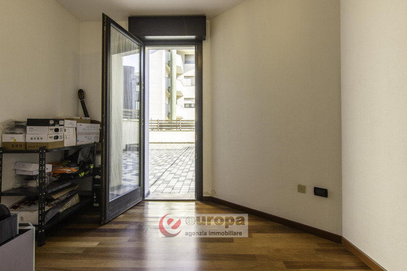 PARCO CITTA': spazioso appartamento al primo piano servito da ascensore, composto da soggiorno e ...