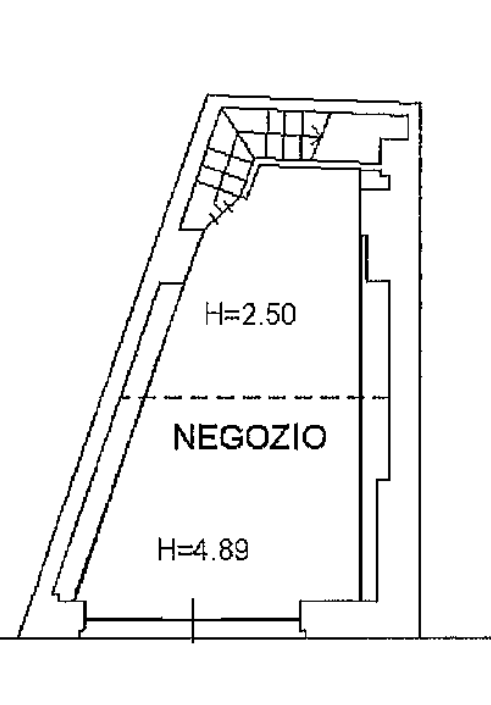 CENTRO STORICO: Negozio, al piano terra con soppalco, è situato in una delle zone più vivaci e st...