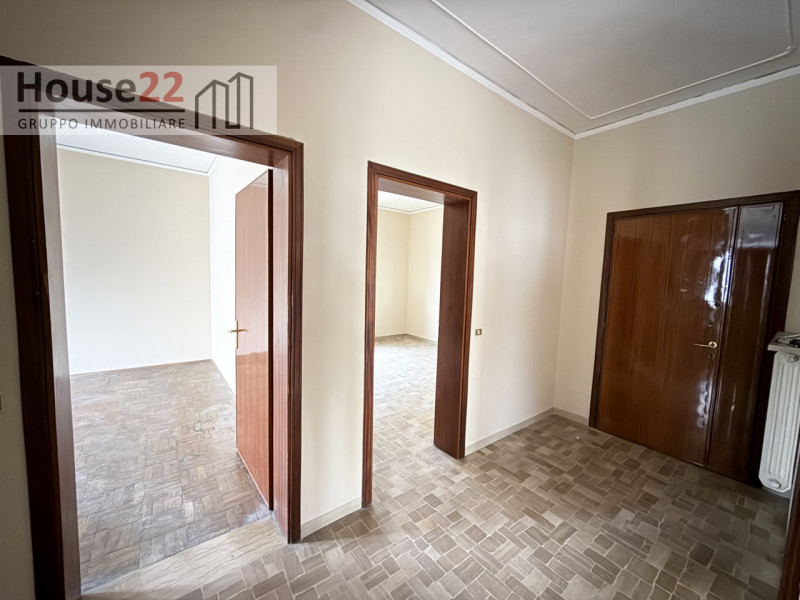 SAN PIO X Via CORBETTA 76  - VICENZA. Interno al quartiere, in palazzina ben abitata di solo sei ...