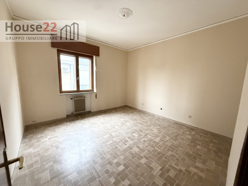 SAN PIO X Via CORBETTA 76  - VICENZA. Interno al quartiere, in palazzina ben abitata di solo sei ...