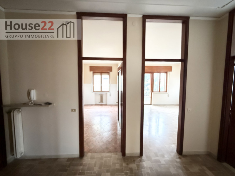 SAN PIO X Via CORBETTA 76  - VICENZA. Interno al quartiere, in palazzina ben abitata di solo sei ...