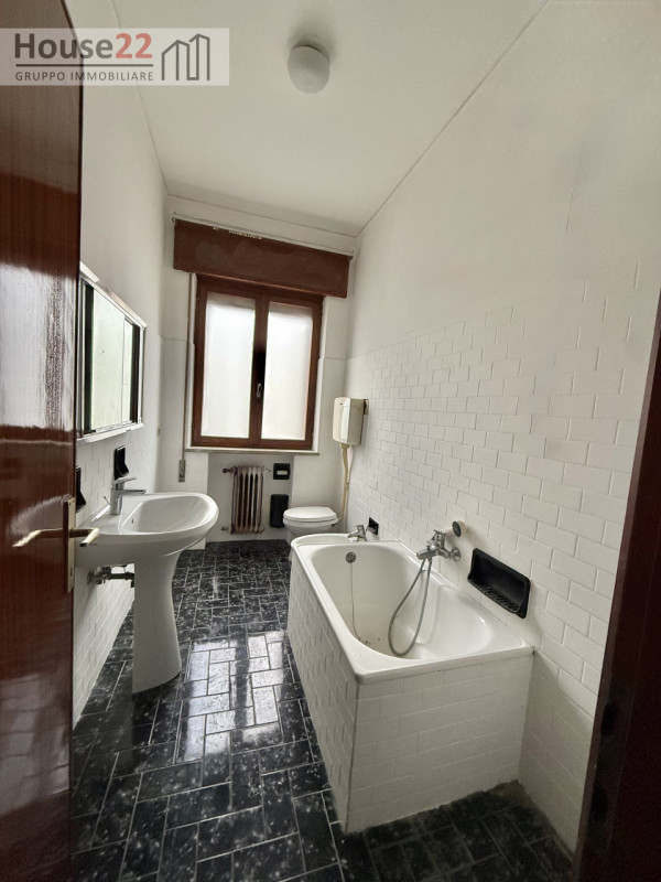 SAN PIO X Via CORBETTA 76  - VICENZA. Interno al quartiere, in palazzina ben abitata di solo sei ...