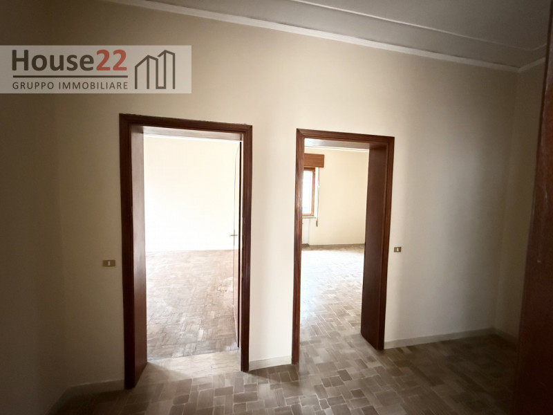 SAN PIO X Via CORBETTA 76  - VICENZA. Interno al quartiere, in palazzina ben abitata di solo sei ...