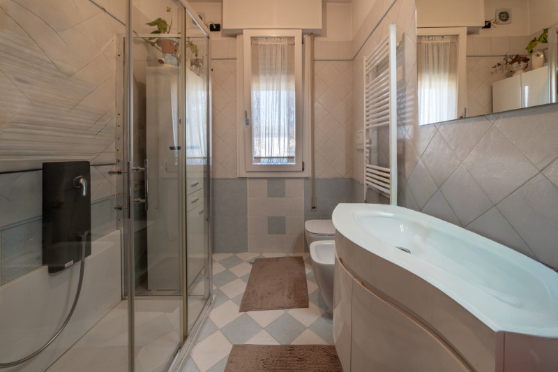 PIOVE DI SACCO zona ex piscina - In piccolo contesto condominiale APPARTAMENTO al primo piano in ...