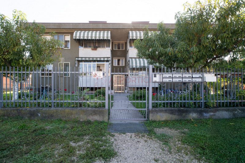PIOVE DI SACCO zona ex piscina - In piccolo contesto condominiale APPARTAMENTO al primo piano in ...
