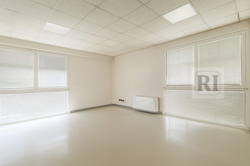 Scopri questo spazioso ufficio di 150 mq situato nel cuore del centro direzionale e commerciale d...