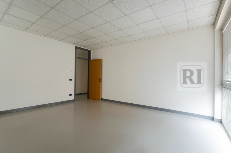 Scopri questo spazioso ufficio di 150 mq situato nel cuore del centro direzionale e commerciale d...