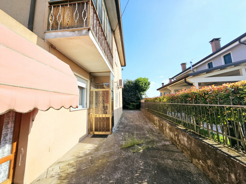 A Ponso, località Bresega, proponiamo in vendita porzione di bifamiliare con cortile e terreno su...