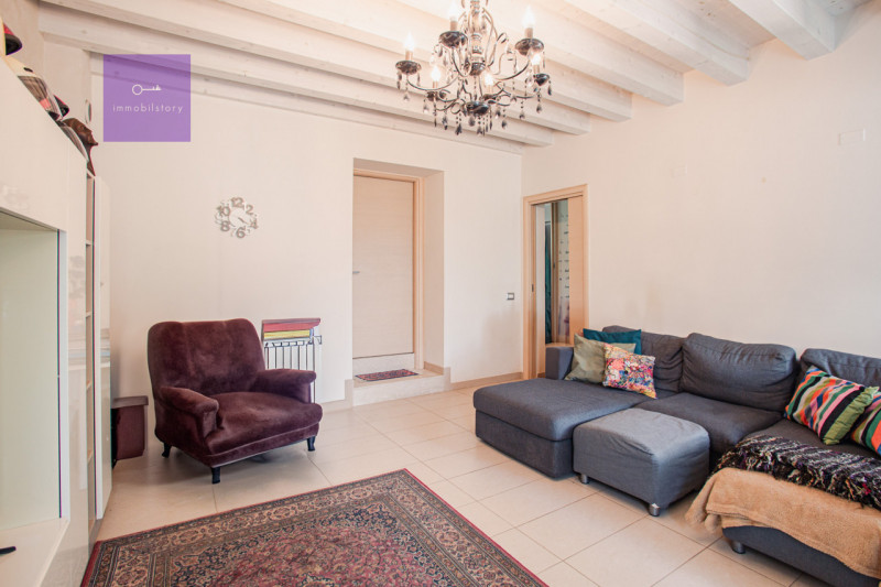 Monselice, tra i profumi dei Colli Euganei e il fascino del borgo storico, questa casa a schiera ...