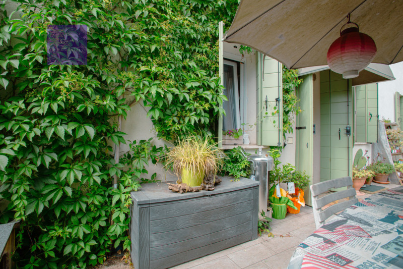 Monselice, tra i profumi dei Colli Euganei e il fascino del borgo storico, questa casa a schiera ...