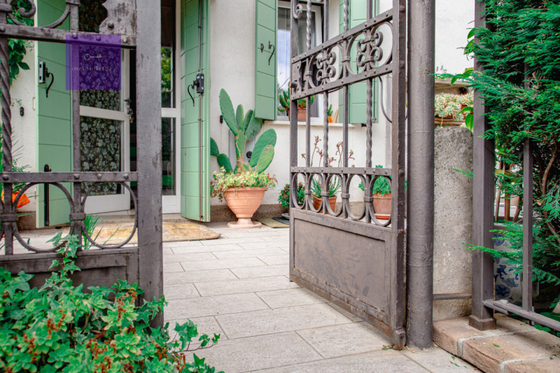 Monselice, tra i profumi dei Colli Euganei e il fascino del borgo storico, questa casa a schiera ...