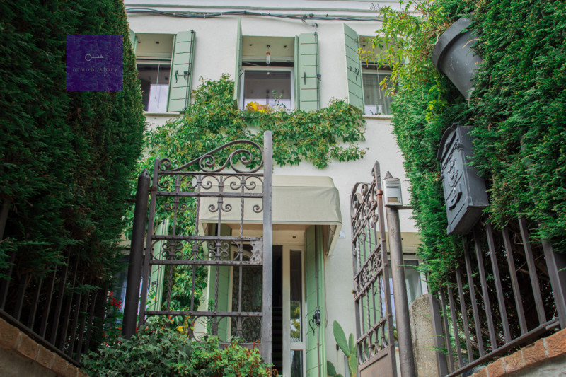 Monselice, tra i profumi dei Colli Euganei e il fascino del borgo storico, questa casa a schiera ...