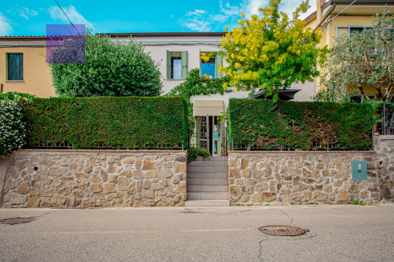 Monselice, tra i profumi dei Colli Euganei e il fascino del borgo storico, questa casa a schiera ...