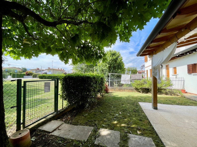 In zona residenziale riservata e tranquilla, proponiamo in vendita 
CASA ABBINATA caratterizzata ...