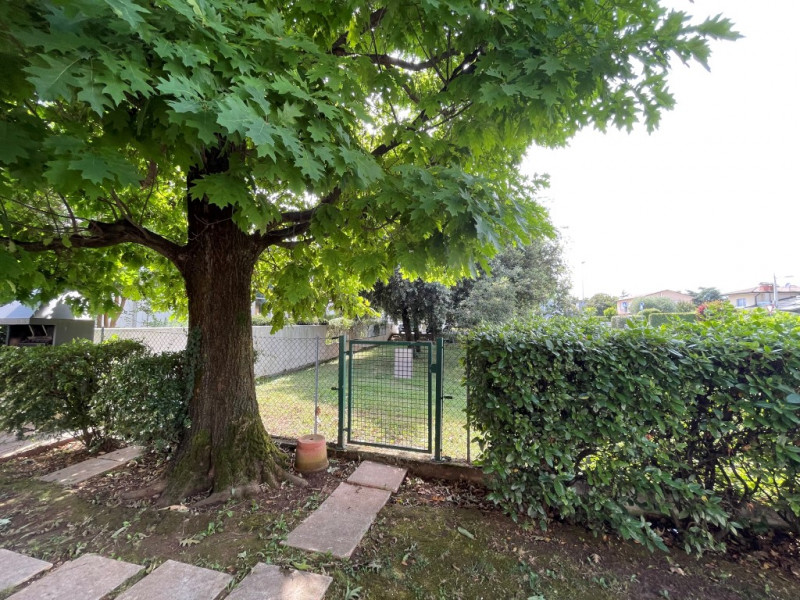 In zona residenziale riservata e tranquilla, proponiamo in vendita 
CASA ABBINATA caratterizzata ...