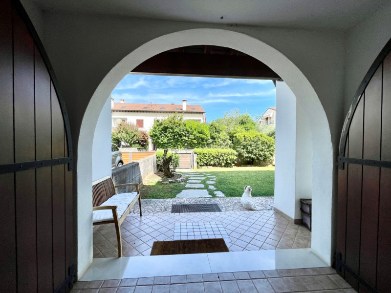 In zona residenziale riservata e tranquilla, proponiamo in vendita 
CASA ABBINATA caratterizzata ...