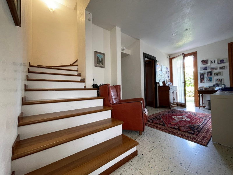 In zona residenziale riservata e tranquilla, proponiamo in vendita 
CASA ABBINATA caratterizzata ...