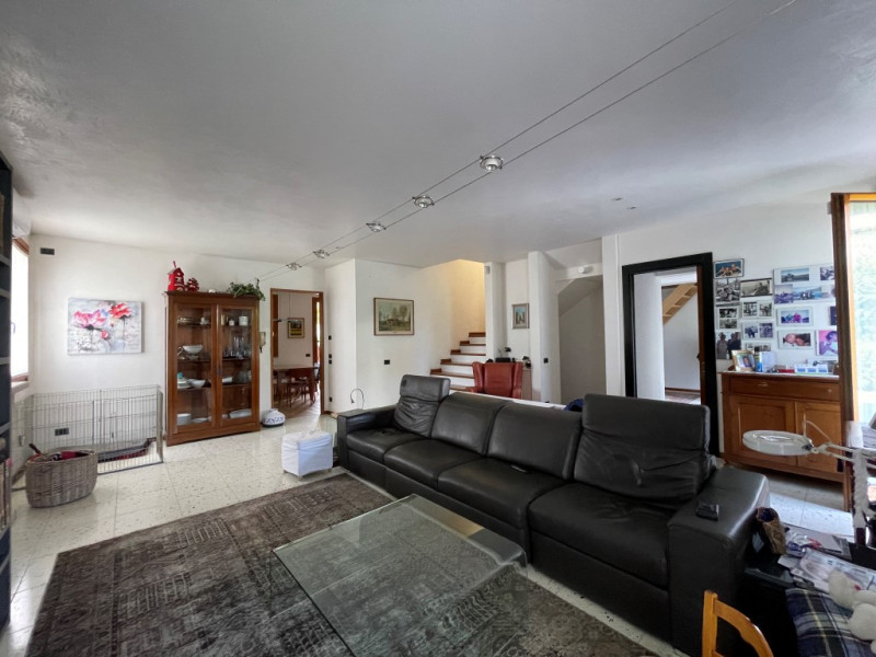 In zona residenziale riservata e tranquilla, proponiamo in vendita 
CASA ABBINATA caratterizzata ...