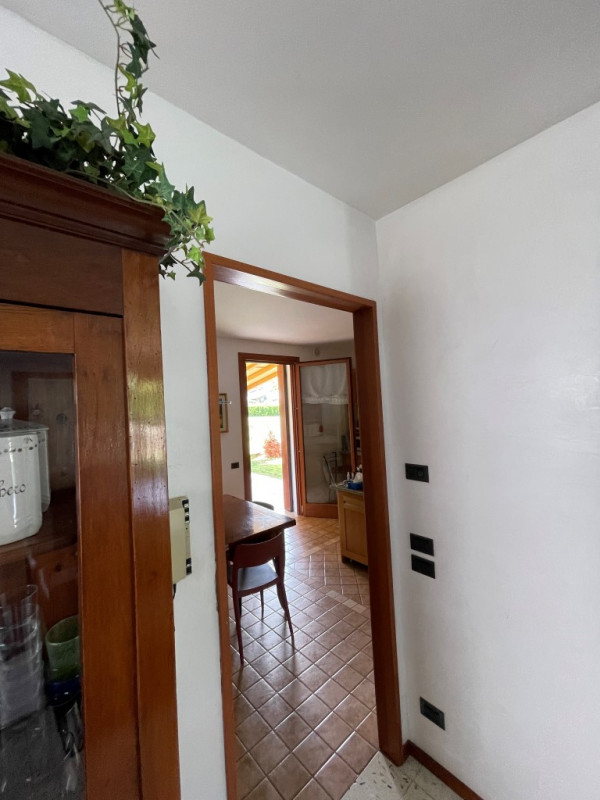 In zona residenziale riservata e tranquilla, proponiamo in vendita 
CASA ABBINATA caratterizzata ...