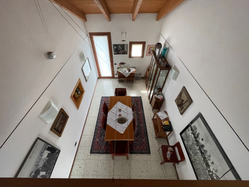 In zona residenziale riservata e tranquilla, proponiamo in vendita 
CASA ABBINATA caratterizzata ...