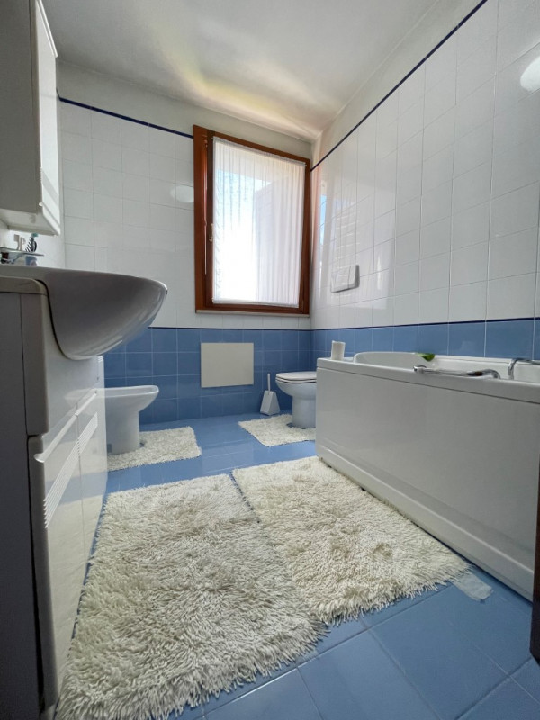 In zona residenziale riservata e tranquilla, proponiamo in vendita 
CASA ABBINATA caratterizzata ...