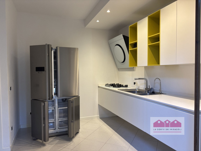 VIA FACCHINETTI: CASA D'ANGOLO DI 230 MQ CON PICCOLO GIARDINO ESCLUSIVO DISPOSTA SU TRE LIVELLI. ...