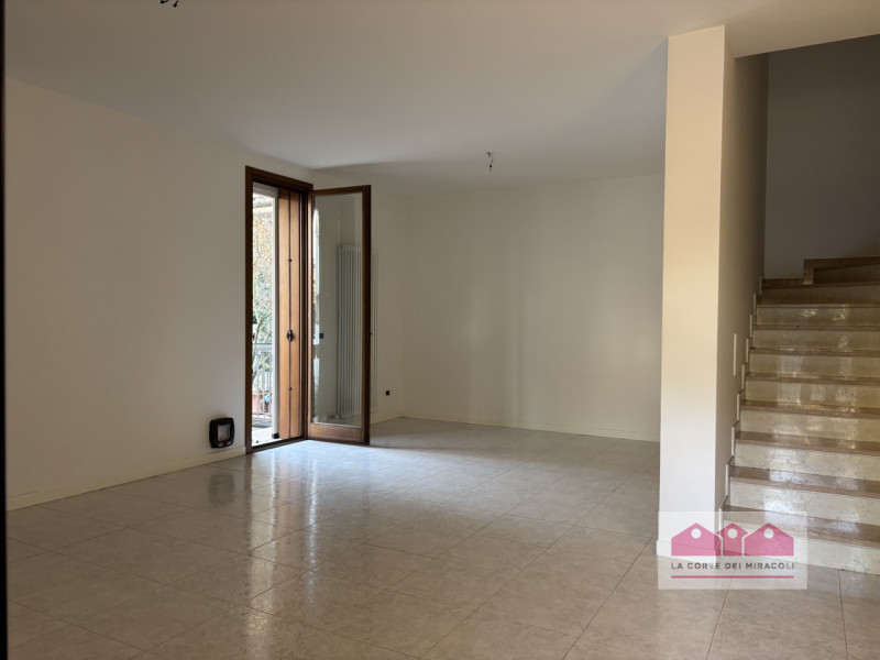 VIA FACCHINETTI: CASA D'ANGOLO DI 230 MQ CON PICCOLO GIARDINO ESCLUSIVO DISPOSTA SU TRE LIVELLI. ...