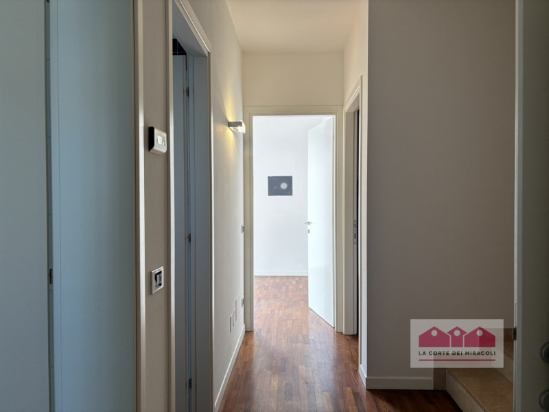 VIA FACCHINETTI: CASA D'ANGOLO DI 230 MQ CON PICCOLO GIARDINO ESCLUSIVO DISPOSTA SU TRE LIVELLI. ...