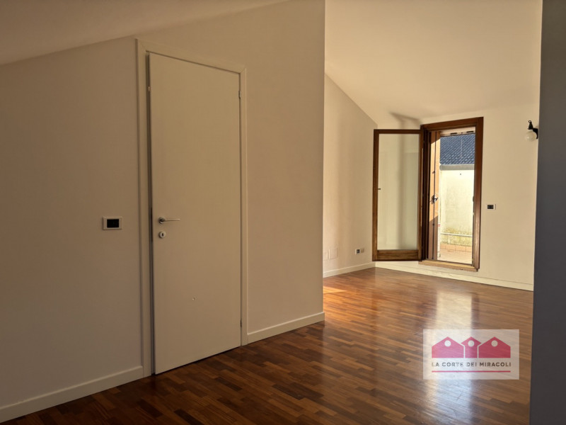 VIA FACCHINETTI: CASA D'ANGOLO DI 230 MQ CON PICCOLO GIARDINO ESCLUSIVO DISPOSTA SU TRE LIVELLI. ...