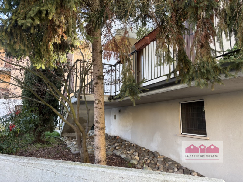 VIA FACCHINETTI: CASA D'ANGOLO DI 230 MQ CON PICCOLO GIARDINO ESCLUSIVO DISPOSTA SU TRE LIVELLI. ...
