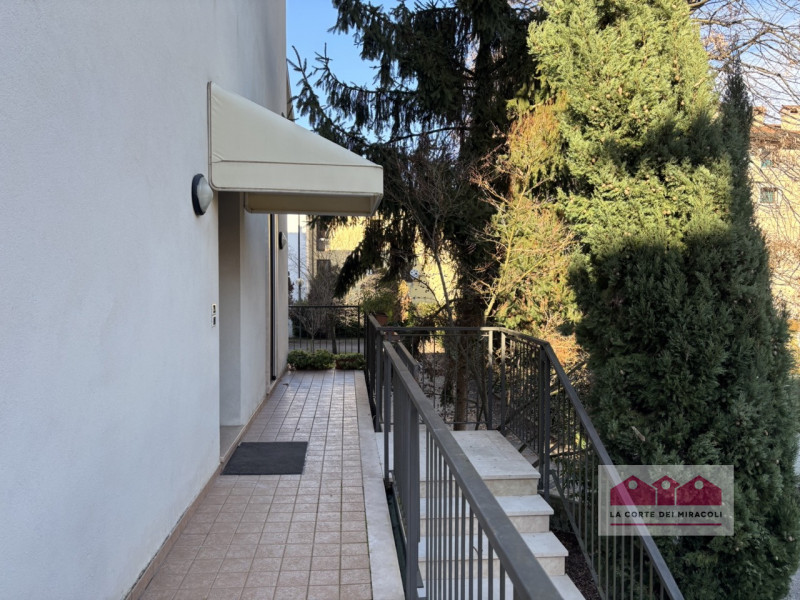 VIA FACCHINETTI: CASA D'ANGOLO DI 230 MQ CON PICCOLO GIARDINO ESCLUSIVO DISPOSTA SU TRE LIVELLI. ...