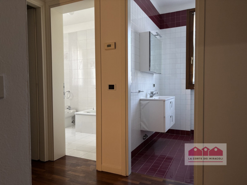 VIA FACCHINETTI: CASA D'ANGOLO DI 230 MQ CON PICCOLO GIARDINO ESCLUSIVO DISPOSTA SU TRE LIVELLI. ...