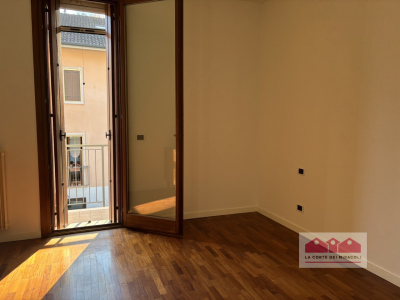 VIA FACCHINETTI: CASA D'ANGOLO DI 230 MQ CON PICCOLO GIARDINO ESCLUSIVO DISPOSTA SU TRE LIVELLI. ...