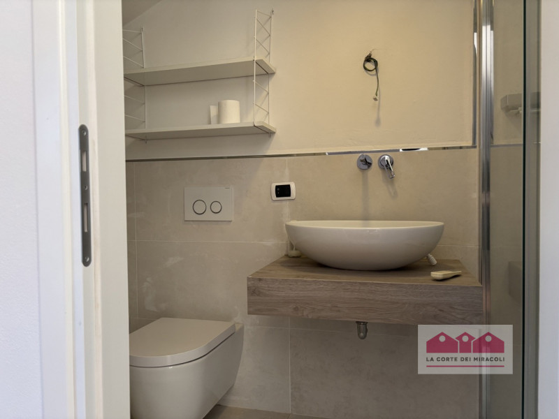 VIA FACCHINETTI: CASA D'ANGOLO DI 230 MQ CON PICCOLO GIARDINO ESCLUSIVO DISPOSTA SU TRE LIVELLI. ...