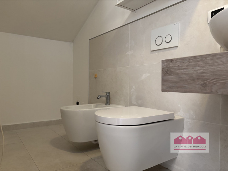 VIA FACCHINETTI: CASA D'ANGOLO DI 230 MQ CON PICCOLO GIARDINO ESCLUSIVO DISPOSTA SU TRE LIVELLI. ...